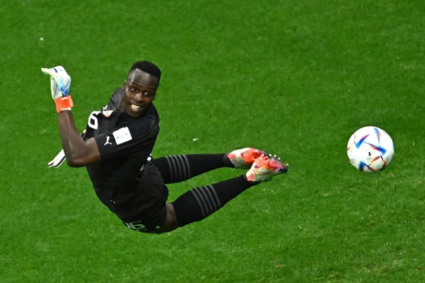 Torhüter Edouard Mendy, der an einem ihn passierenden Fußball vorbeihechtet