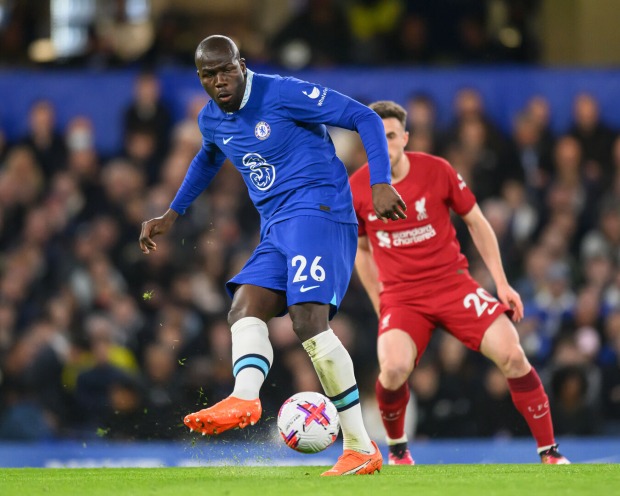 Kalidou Koulibaly, der einen Pass spielt und von einem Gegenspieler von hinten beobachtet wird