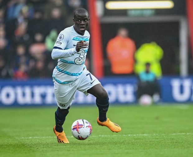 N’golo Kanté , der den Ball unter Kontrolle bringt