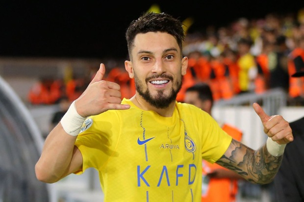 Alex Telles, der einen Surfer-Gruß vollführt