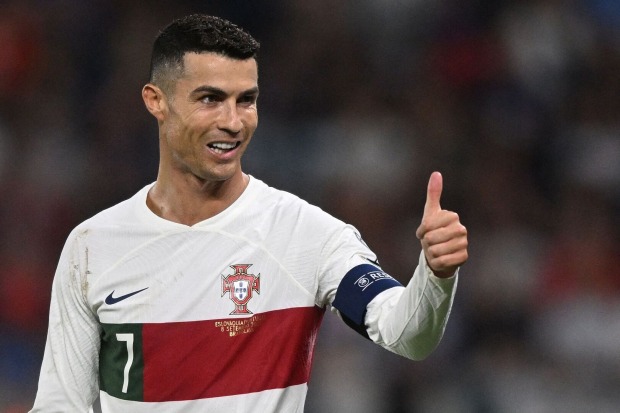 Cristiano Ronaldo im Dress der portugiesischen Nationalmannschaft, der eine Daumen-hoch-Geste vollführt