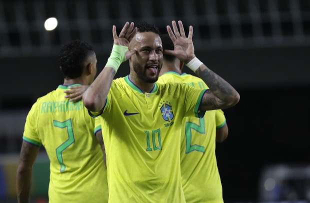 Neymar, der Grimassen für die Kamera schneidet