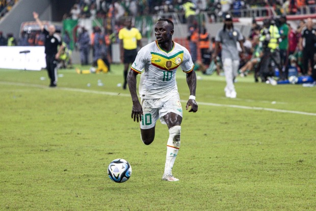 Sadio Mané, der mit dem Ball über den Platz läuft und eine Anspielstation sucht