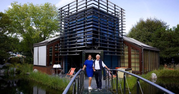 Sepp Hartinger mit Tochter Susanne vor der Agenturvilla