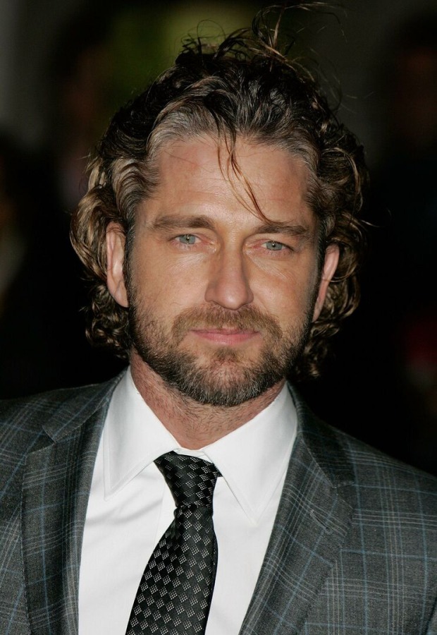 Gerard Butler mit wilder Mähne und Krawatte.