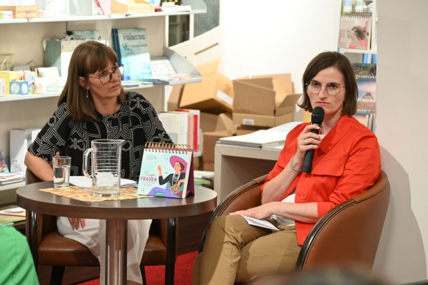 GF Natascha Arzberger und Friederike Hehle bei der Buchpräsentation.
