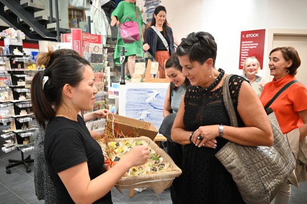 Kulinarische Köstlichkeiten von Hong Li M. Li (Asia Kitchen), mit Petra Mueller (Schmuck und Uhren Müller)
