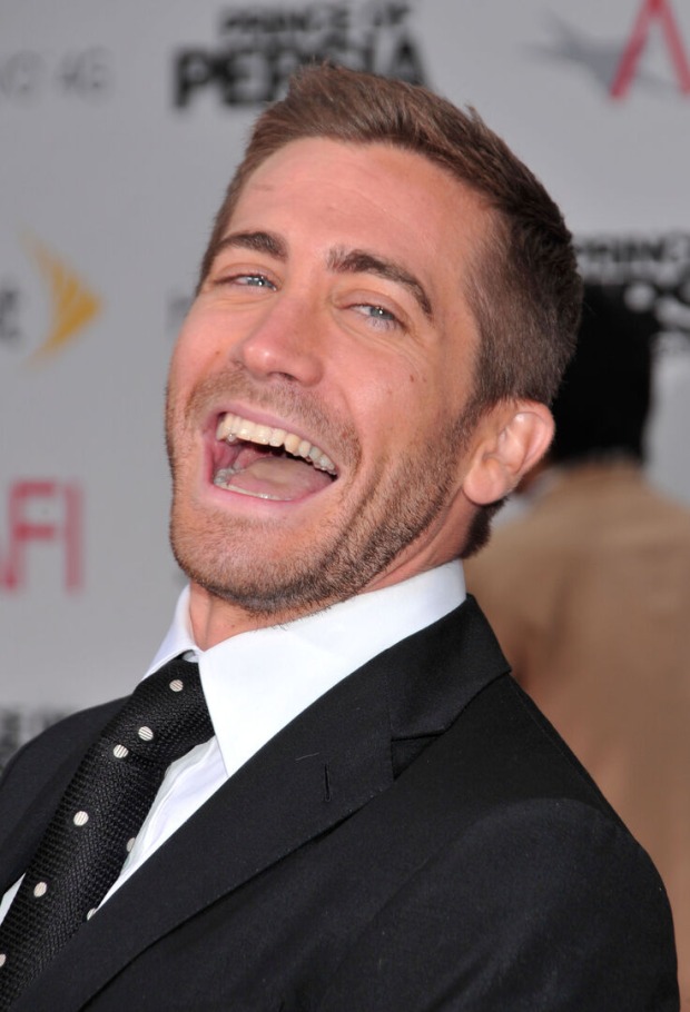 Jake Gyllenhaal lacht in schwarzem Anzug.