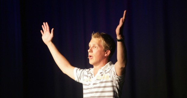 Oliver Pocher mit nach oben geöffneten Händen.