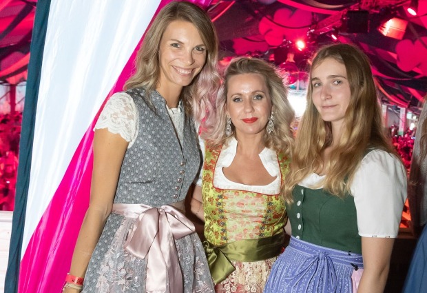 Drei blonde langhaarige Frauen um die 30