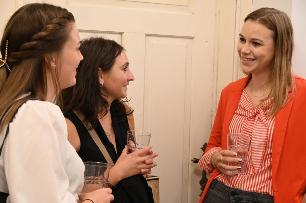 Rosa Laemmle (STM Bludenz), Theresa Linher (Indivisew) und Julia Zambonin (Jause Pause Handels GmbH) im Gespräch.