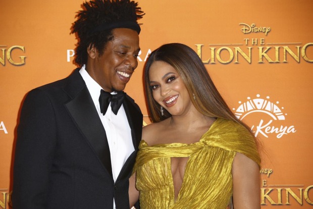Jay-Z lächelt Beyoncé an.