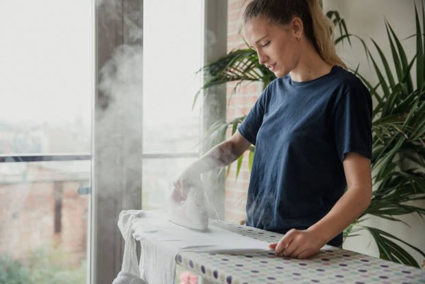 Frau beim Bügeln | Credit: iStock.com/DGLimages