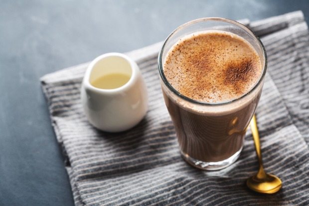 Chai-Latte im Glas