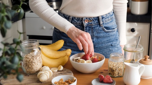Frau macht Frühstück | Credit: iStock.com/Arx0nt