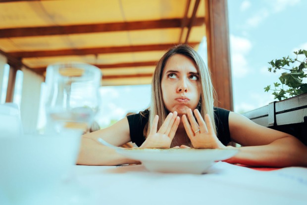 Frau schiebt Teller weg | Credit: iStock.com/nicoletaionescu