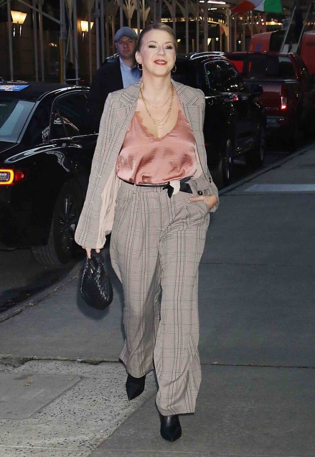 Jodie Sweetin unterwegs in einer Stadt