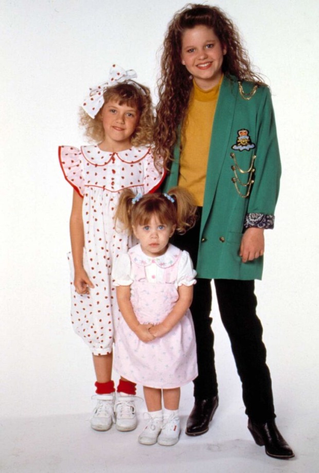 Stephanie Tanner mit ihren Serienkolleginnen aus "Full House".