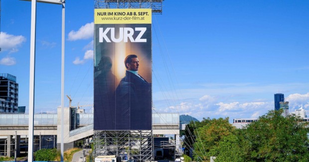Das große Werbeplakat an der Tangente in Wien.