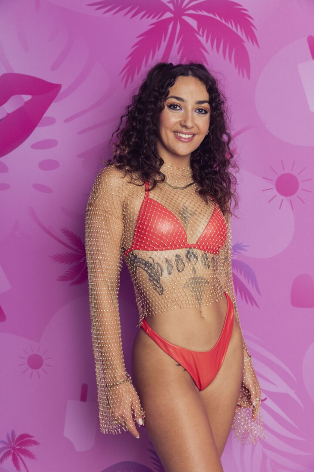 Frau mit brünetten Locken und roten Bikini
