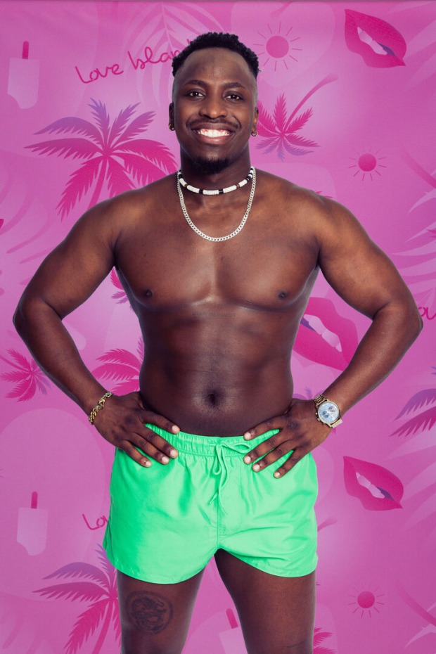 Mann mit afrikanischen Wurzeln und einer hellgrünen Badehose