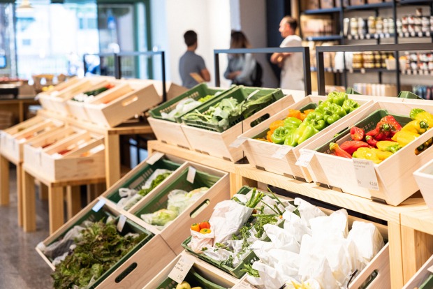 Der erste Supermarkt wurde am 14. September 2023 eröffnet, weitere sind in Planung.