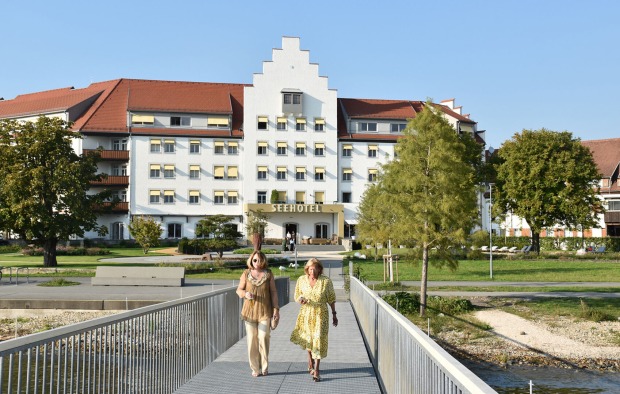 26 Damen, alle Kunstkennerinnen, aus Wirtschaft, Kultur und Gesellschaft auf 2-tägigem Besuch im Seehotel am Kaiserstrand.