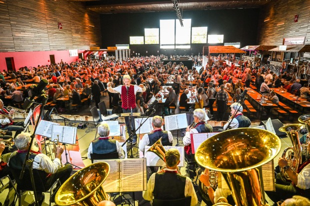 ...und zünftige Blasmusik. Immer Musikprogramm im Mohrenbräu-Wirtschaftszelt, unter Tag und am Abend.