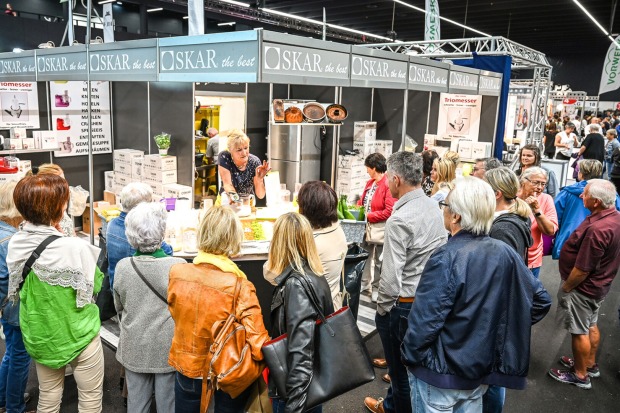 In 16 Hallen und dem Freigelände präsentieren die Austeller:innen neueste Trends bei Produkten und Dienstleistungen.