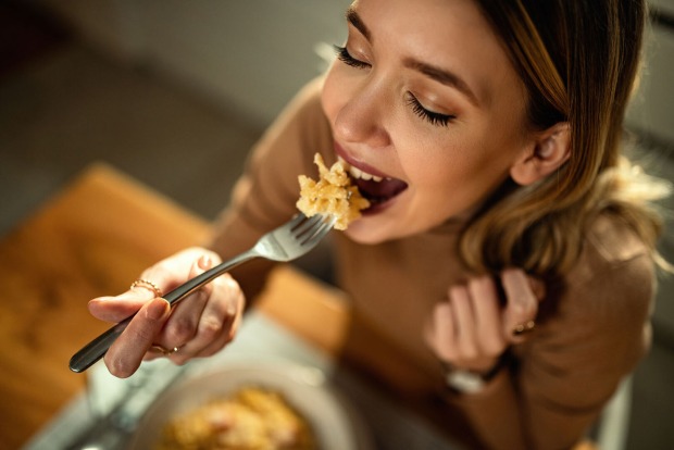Frau isst Pasta | Credit: iStock.com/Drazen Zigic
