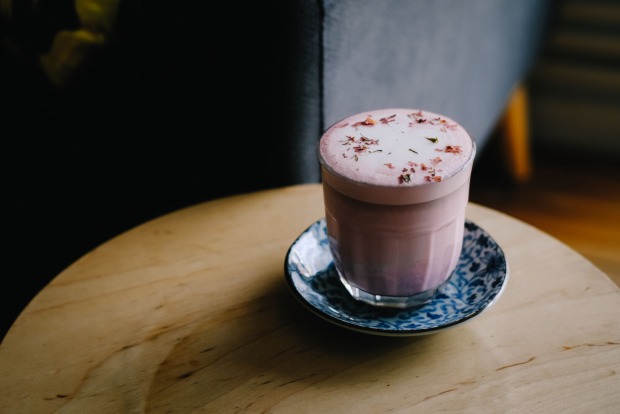 Pink Latte mit Milchschaum in schöner Tasse