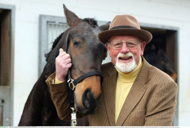 Roger Whittaker mit einem Pferd.