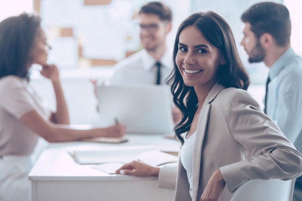 Junge erfolgreiche Frau bei Verhandlungen | Credit: iStock.com/g-stockstudio