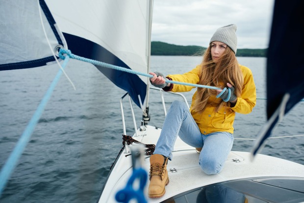 Junge Frau beim Segeln | Credit: iStock.com/satamedia