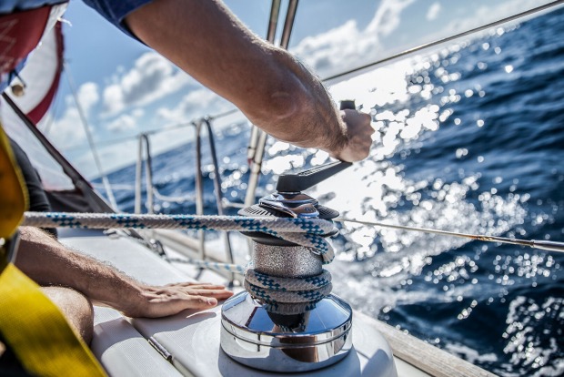 Mann beim Segeln | Credit: iStock.com/Konrad Kmiec