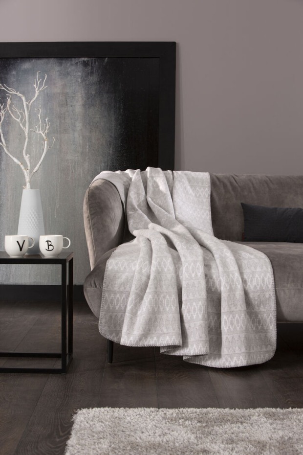 Hellgraue leichte Decke auf Sofa