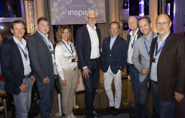 Gruppenfoto nebeneinander aufgestellt und in die Kamera blickend