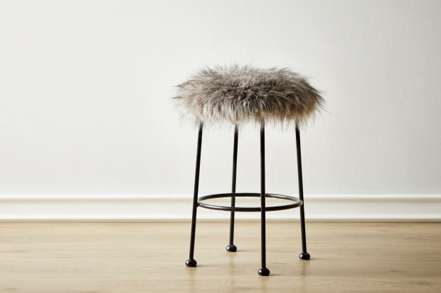 Hocker mit Fellpolster