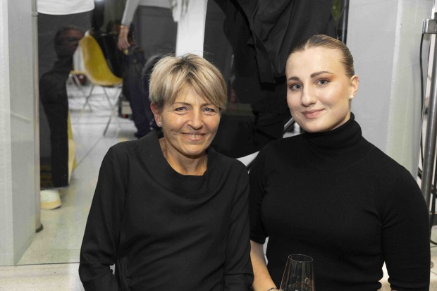 Martina Scheible und  „Sound@V“-Gewinnerin 2021 Mercedes Scheible (v. li.)