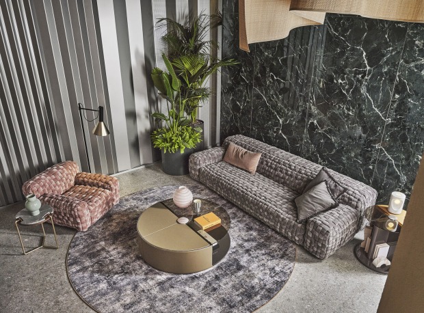 Graue Couch und Altrosa Sessel in einem Wohnzimmer