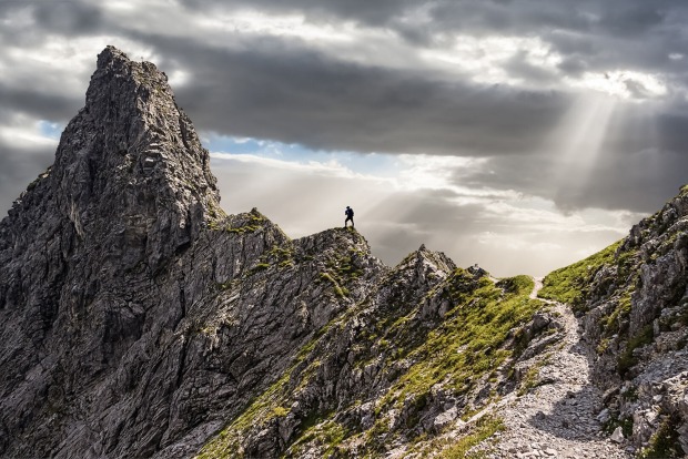 Wanderer am Berg | Credit: iStock.com/JM_Image_Factory