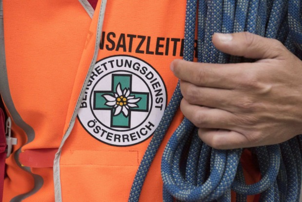 Das Bergrettungszeichen auf einer Rettungsweste.