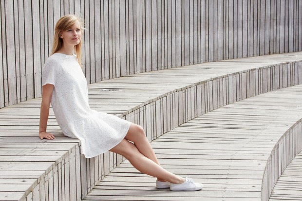 Frau im weißen Kleid | Credit: iStock.com/SanneBerg