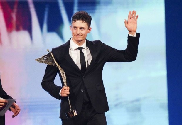 Felix Gall mit seiner Trophäe auf der Bühne