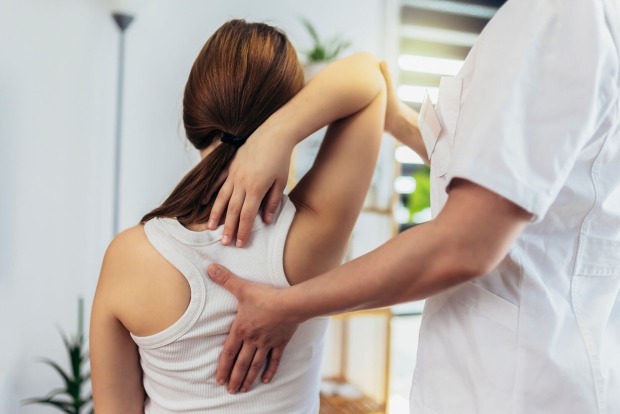 Frau hat Rückenschmerzen | Credit: iStock.com/Jovanmandic