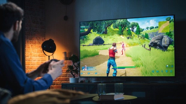 Mann spielt ein Videospiel | Credit: iStock.com/gorodenkoff