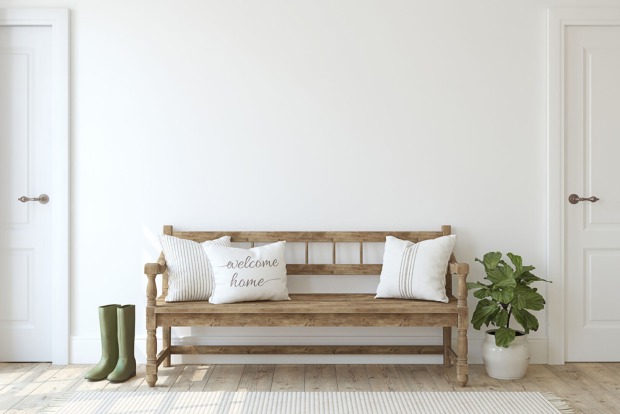 Holzbank im Flur | Credit: iStock.com/poligonchik