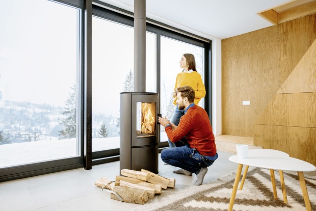 Paar vor Kamin Winter