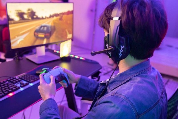 Kind spielt am Computer | Credit: iStock.com/charnsitr
