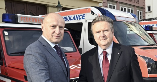 Bürgermeister Ludwig und der ukrainische Botschafter vor Einsatzfahrzeugen der Feuerwehr und Rettung.